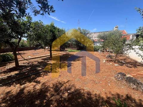 Moradia T4, no centro de Estremoz com quintal