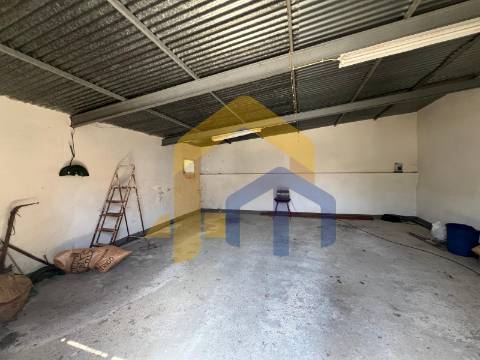 Moradia T4, no centro de Estremoz com quintal