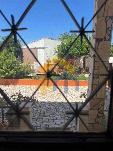 Moradia T4, no centro de Estremoz com quintal