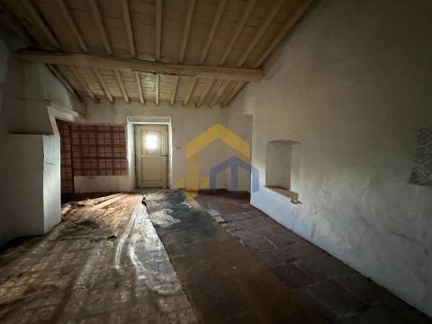 Prédio T5,  zona histórica de Estremoz, junto à Pousada Rainha Santa Isabel