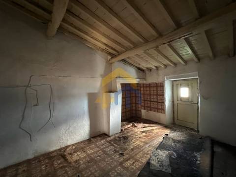 Prédio T5,  zona histórica de Estremoz, junto à Pousada Rainha Santa Isabel