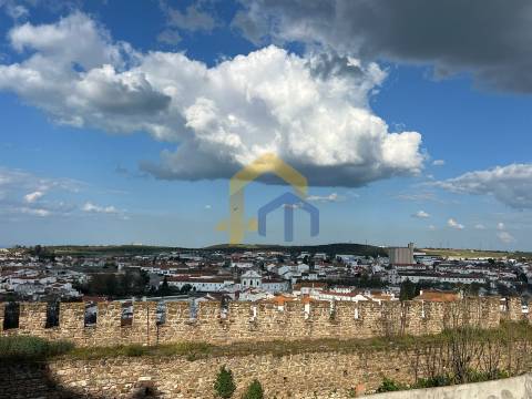 Prédio T5,  zona histórica de Estremoz, junto à Pousada Rainha Santa Isabel