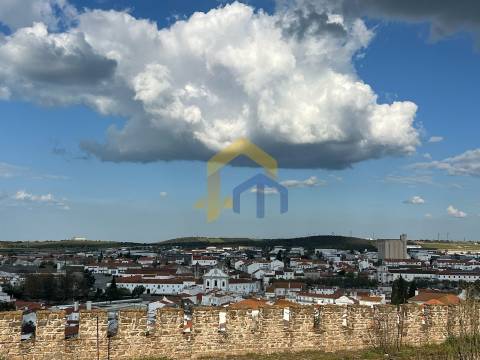Prédio T5,  zona histórica de Estremoz, junto à Pousada Rainha Santa Isabel