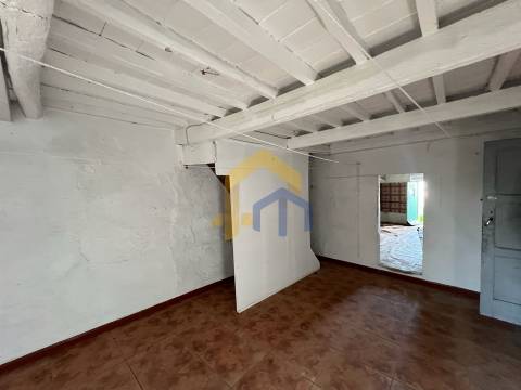 Prédio T5,  zona histórica de Estremoz, junto à Pousada Rainha Santa Isabel