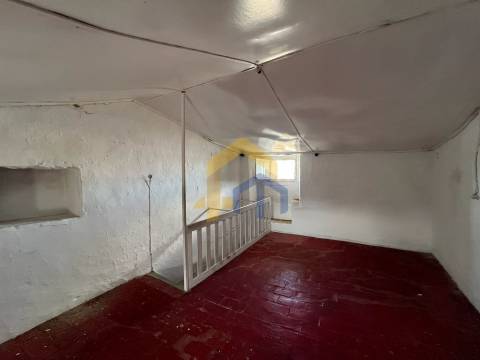 Prédio T5,  zona histórica de Estremoz, junto à Pousada Rainha Santa Isabel