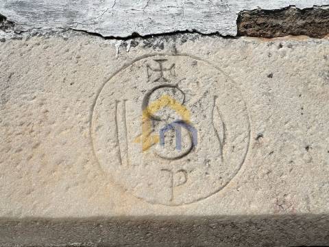 Prédio T5,  zona histórica de Estremoz, junto à Pousada Rainha Santa Isabel