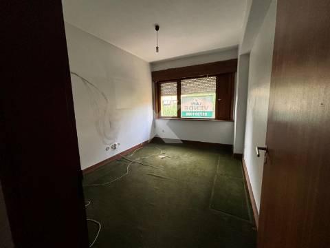 Apartamento T4 com garagem junto ao Rio Douro