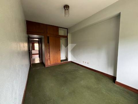 Apartamento T4 com garagem junto ao Rio Douro