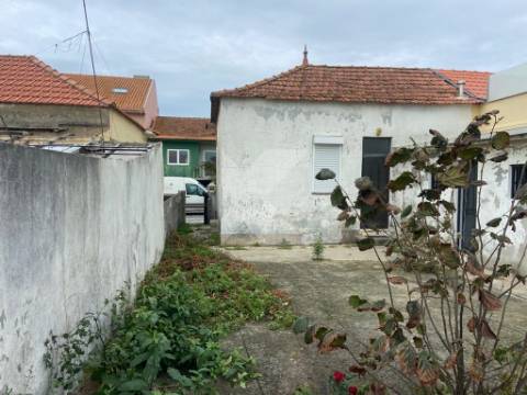 Moradia T2 à beira mar para remodelar