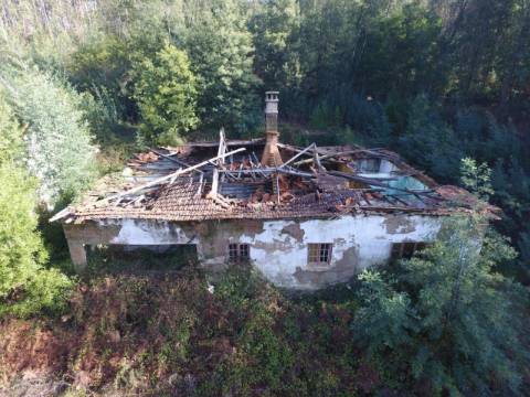 Quinta para reconstruir junto ao Rio Caima em Palmaz, Oliveira de Azeméis