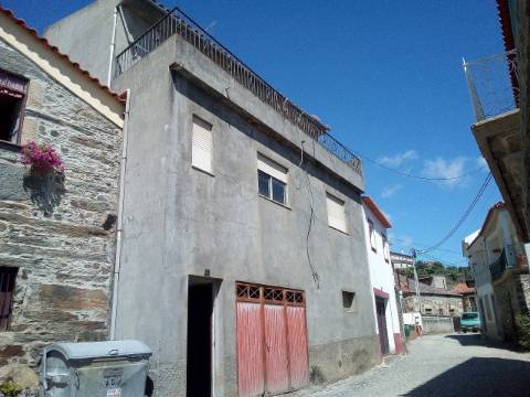 Moradia T3 para restaurar S. João da Pesqueira.