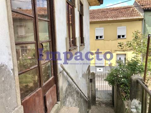 Edifício para recuperar em Cucujães destinado a habitação e comércio.
