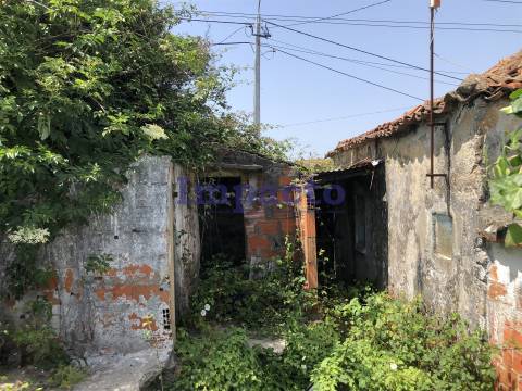 Moradia T1 para restaurar em Cucujães, Oliveira de Azeméis