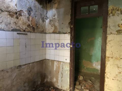 Moradia T1 para restaurar em Cucujães, Oliveira de Azeméis