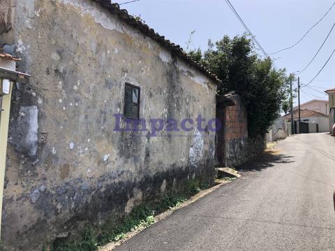 Moradia T1 para restaurar em Cucujães, Oliveira de Azeméis
