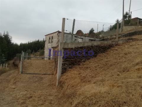 Moradia T2 para restaurar em Castelo de Paiva