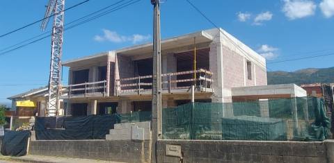 Moradia geminada T3  no Lugar do Tojal em Chave, Arouca.