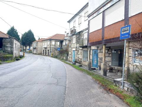 Moradia para reabilitar junto à Ponte do Abade em Sernancelhe