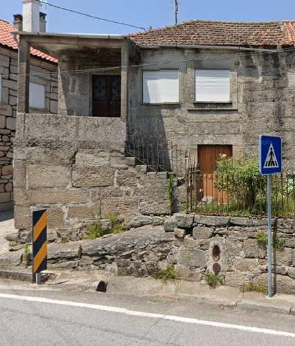 Moradia para reabilitar junto à Ponte do Abade em Sernancelhe