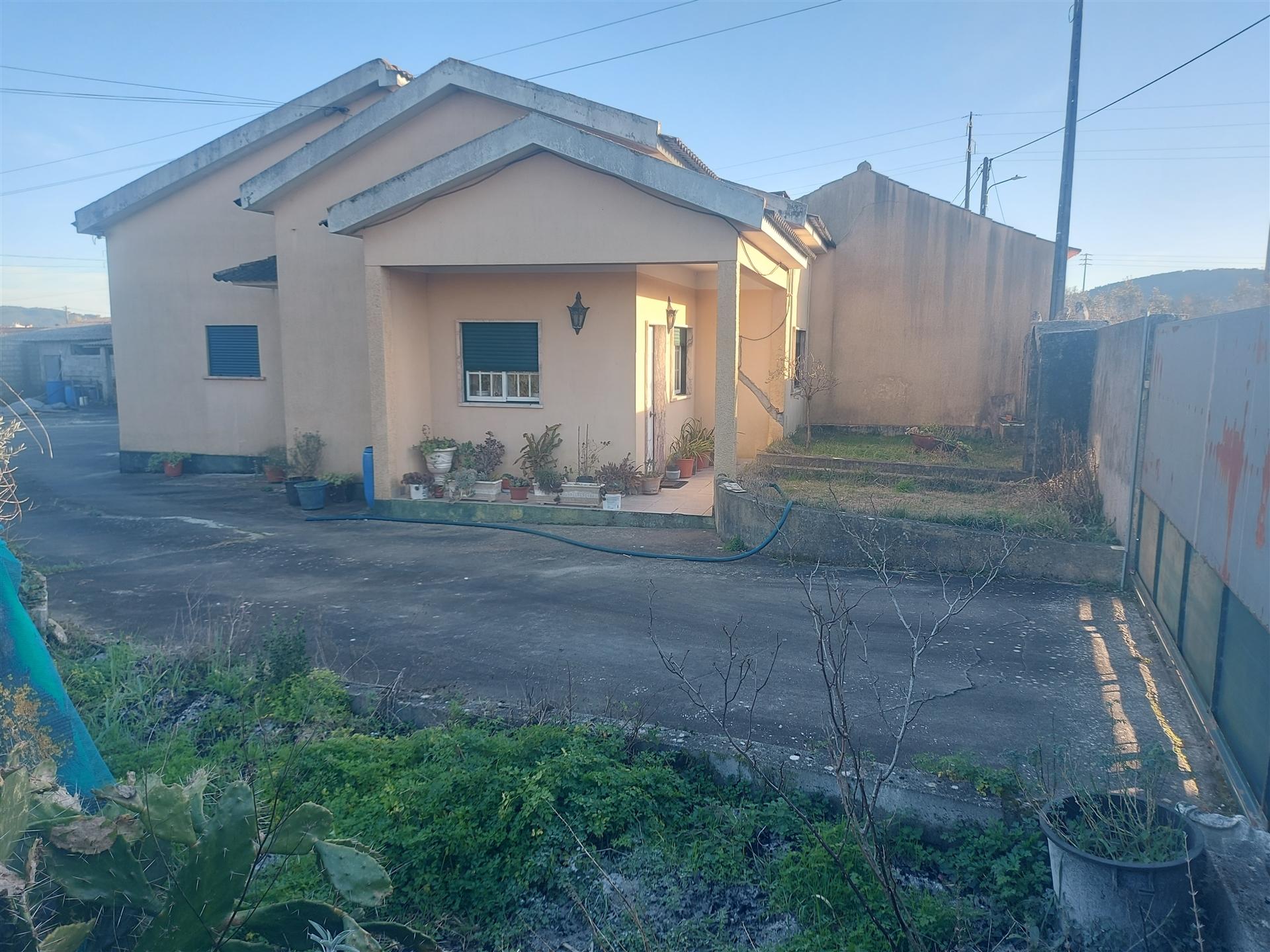 Venda Judicial de Moradia de rés-do-chão e 1.º andar com anexo e logradouro em Chão de Couce