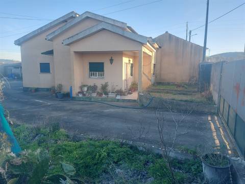 Venda Judicial de Moradia de rés-do-chão e 1.º andar com anexo e logradouro em Chão de Couce