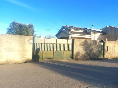 Venda Judicial de Moradia de rés-do-chão e 1.º andar com anexo e logradouro em Chão de Couce