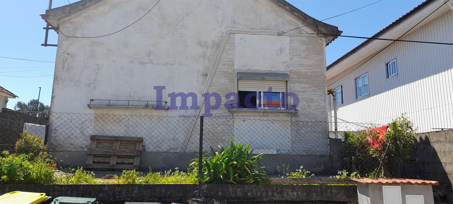 2 Moradias T2 para remodelar em São João da Madeira.