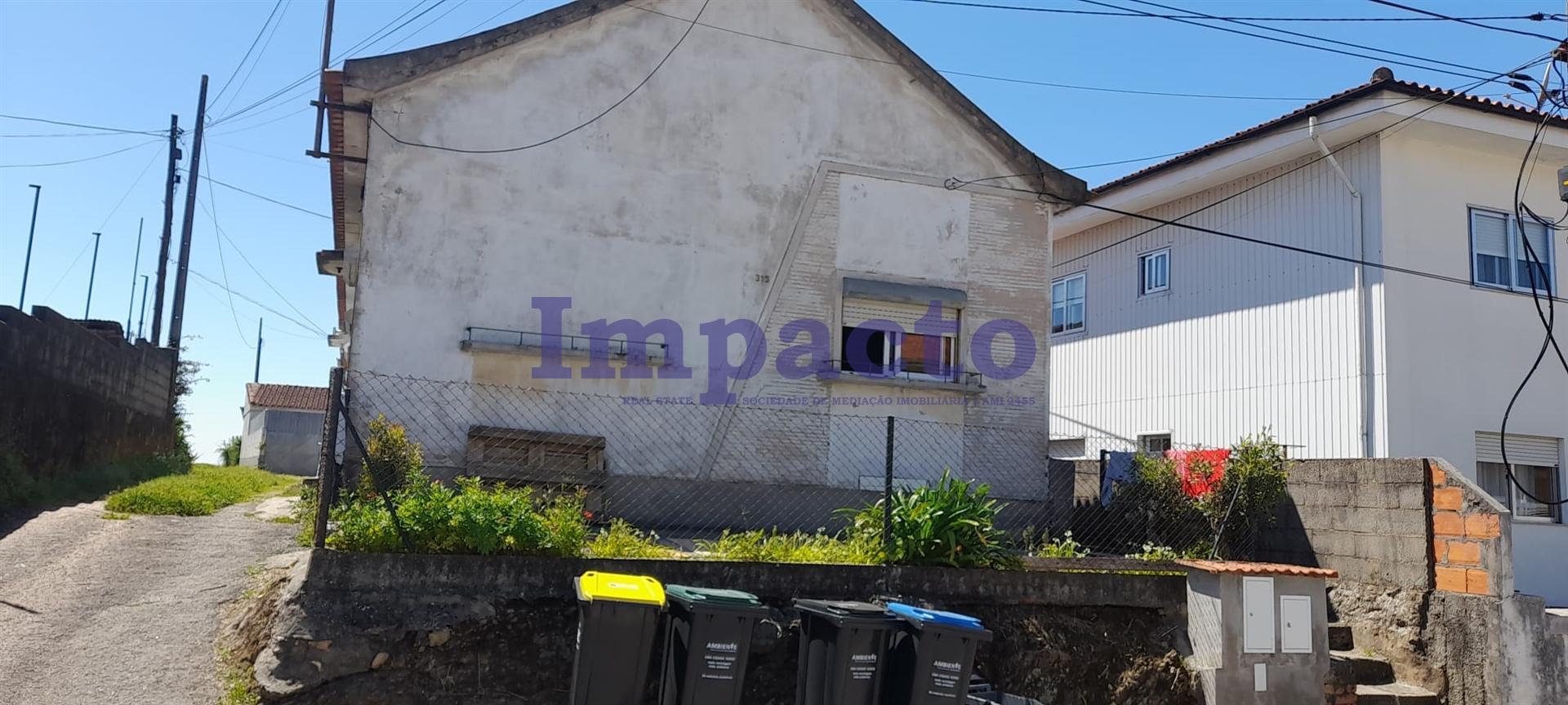 2 Moradias T2 para remodelar em São João da Madeira.