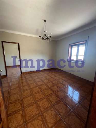 Moradia T3 para remodelar em Vila de Cucujães.