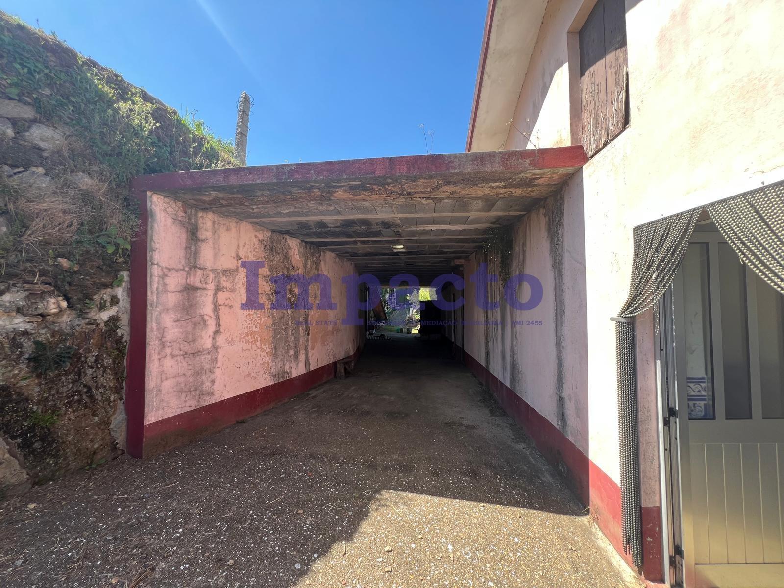 Moradia T3 para remodelar em Vila de Cucujães.