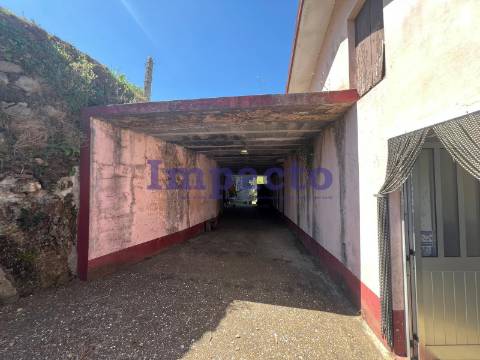 Moradia T3 para remodelar em Vila de Cucujães.