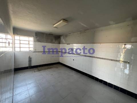 Moradia T3 para remodelar em Vila de Cucujães.