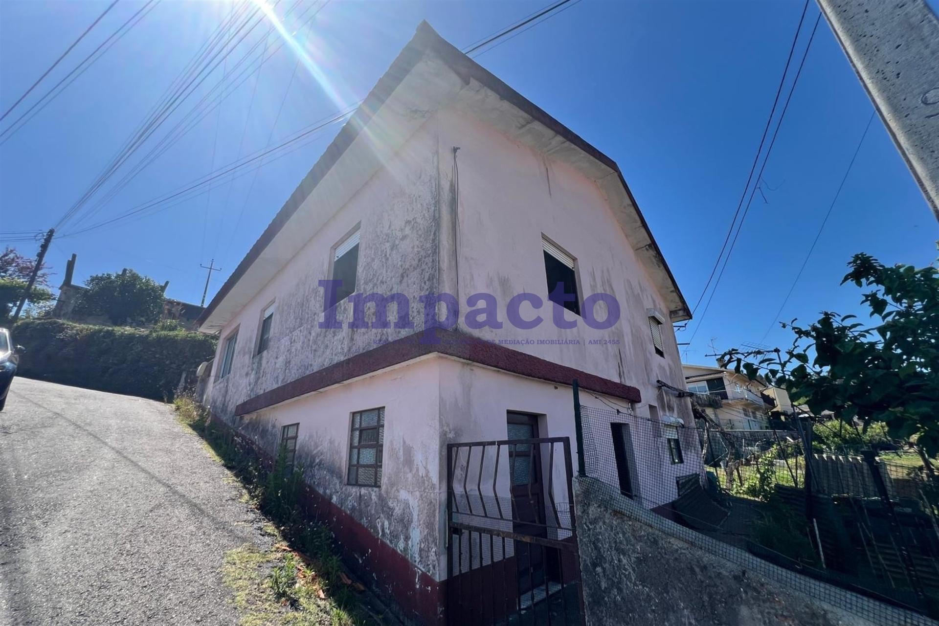 Moradia T3 para remodelar em Vila de Cucujães.