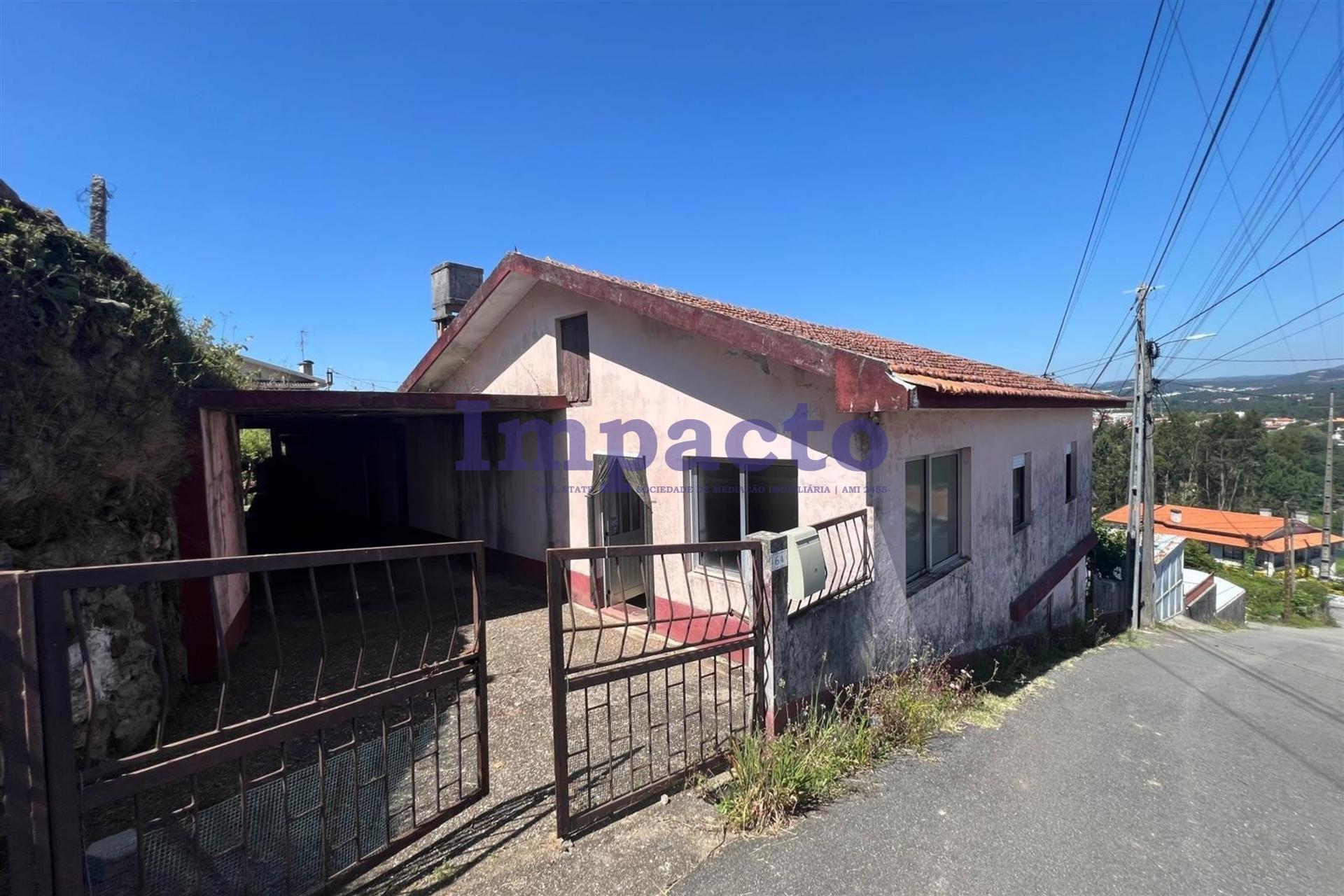 Moradia T3 para remodelar em Vila de Cucujães.