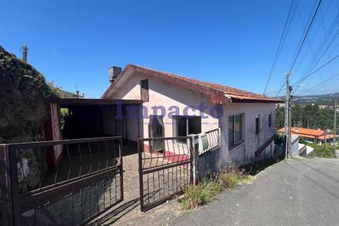 Moradia T3 para remodelar em Vila de Cucujães.