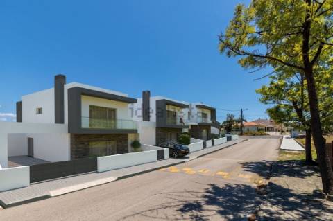 Moradia Geminada T4
