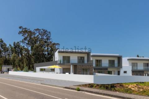 Moradia Geminada T4