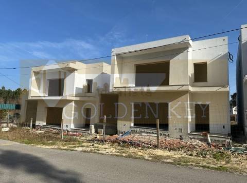 Moradia Geminada T4