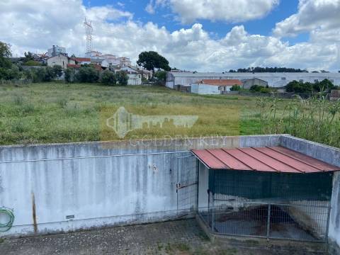 Moradia T5 em Gândara dos Olivais