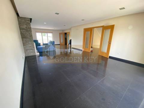 Moradia T5 em Gândara dos Olivais