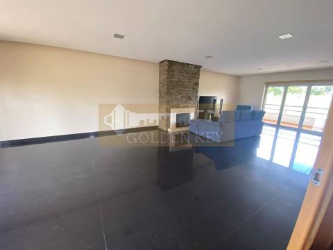 Moradia T5 em Gândara dos Olivais