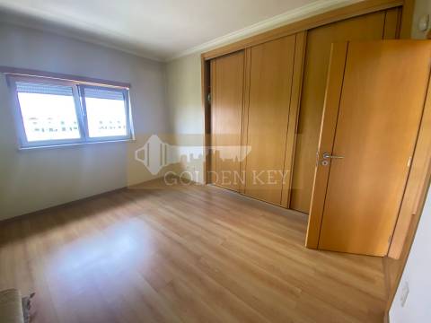 Moradia T5 em Gândara dos Olivais