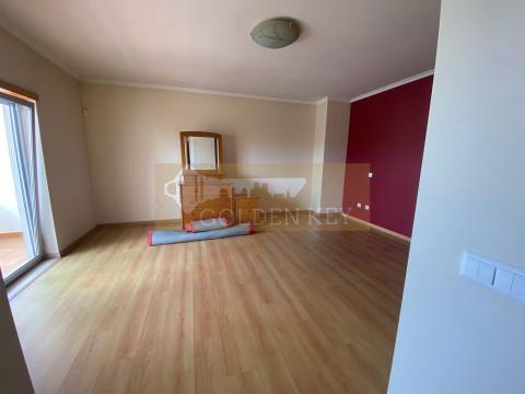 Moradia T5 em Gândara dos Olivais
