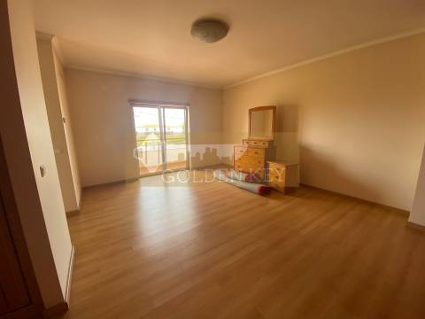 Moradia T5 em Gândara dos Olivais