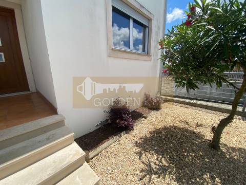Moradia T5 em Gândara dos Olivais