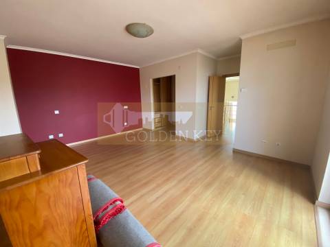 Moradia T5 em Gândara dos Olivais