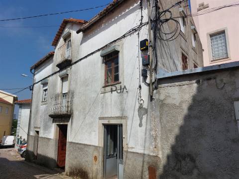 Moradia T2 para remodelar em São Paio, Gouveia