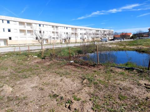 Lote para construção de prédio - 8 fogos em Mangualde