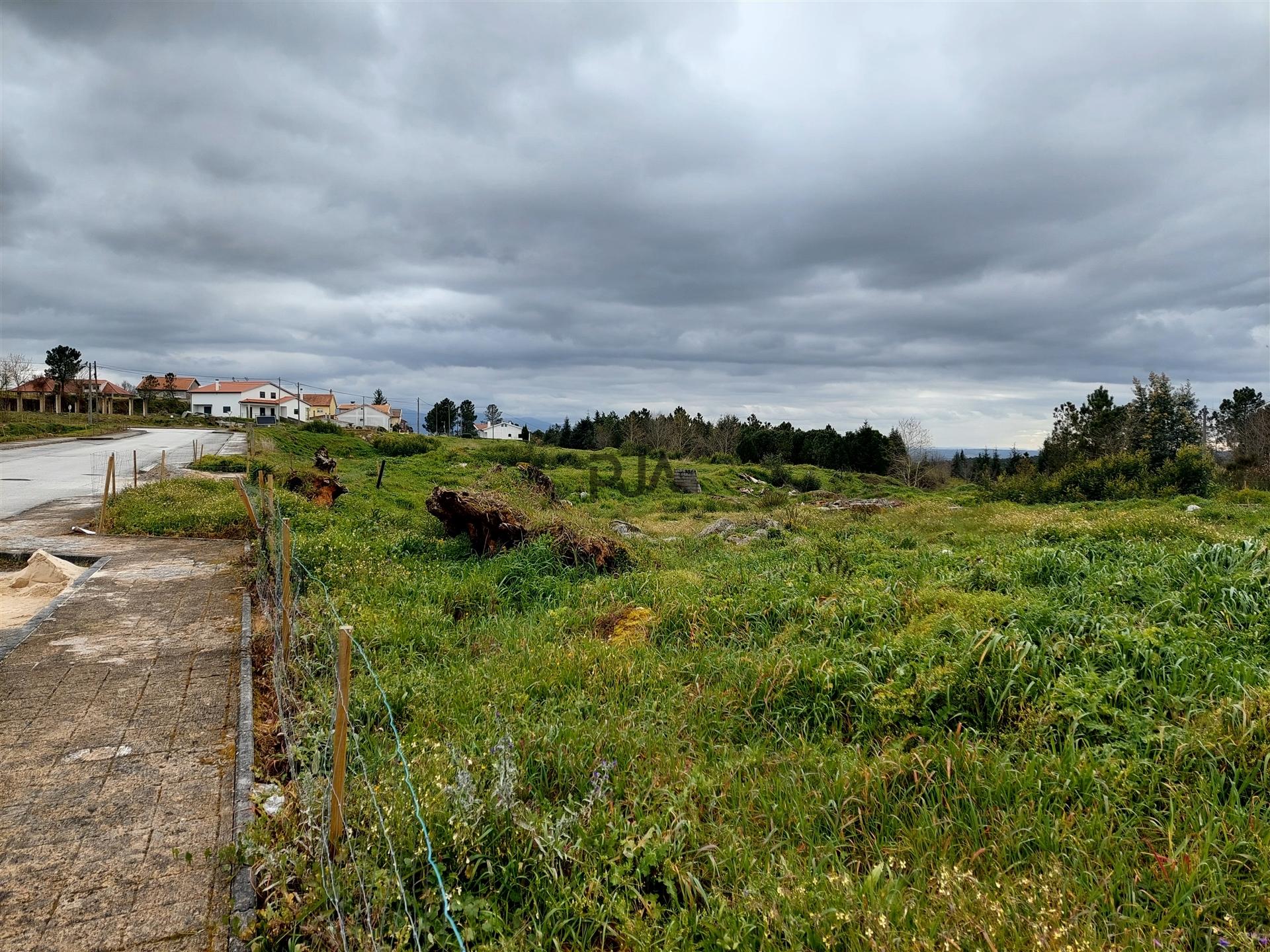 Lotes de terreno para construção de moradias isoladas em Infias