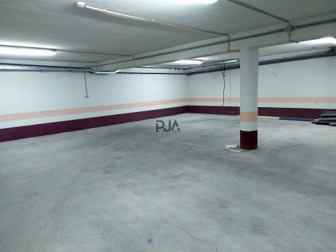 Arrenda Armazém/Arrumos em centro de Tondela